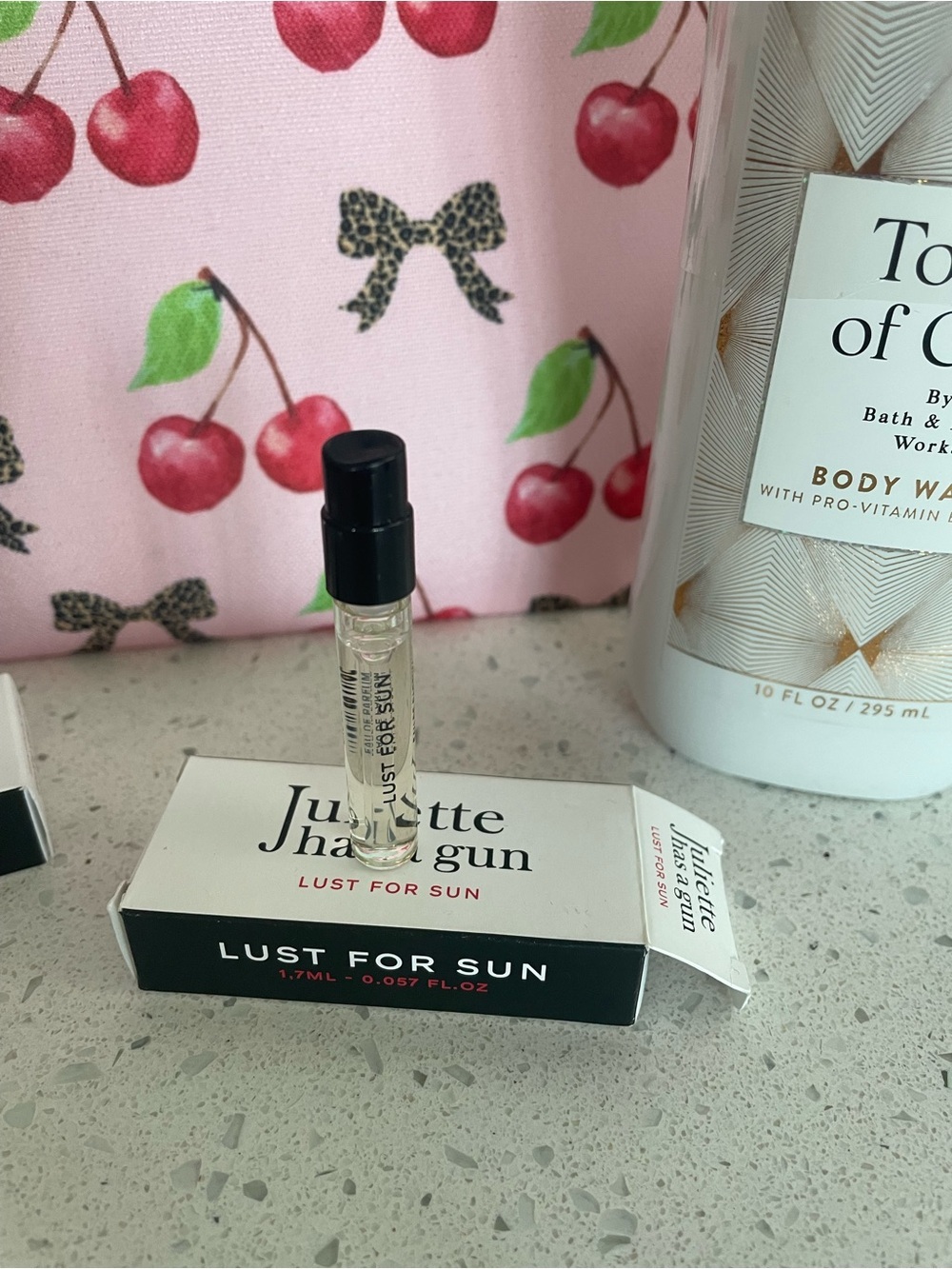 Makeup pouch, 2 Travel size Juliette has a gun, and full size BBW gel - Picture 2 of 8